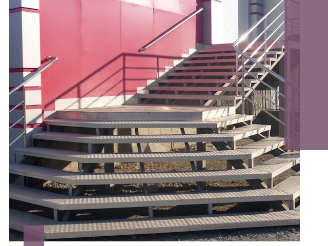 Лестницы для магазина в Беслане — изготовление и монтаж