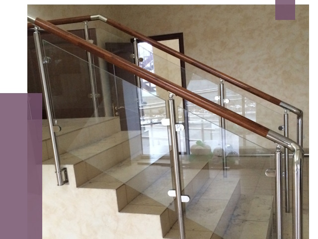 Комбинированные перила из металла и дерева в Беслане
