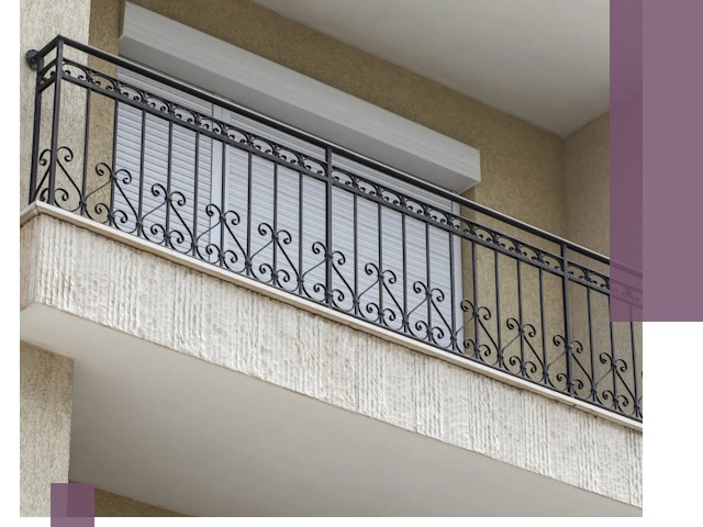 Балконные ограждения из металла и стекла в Беслане для домов