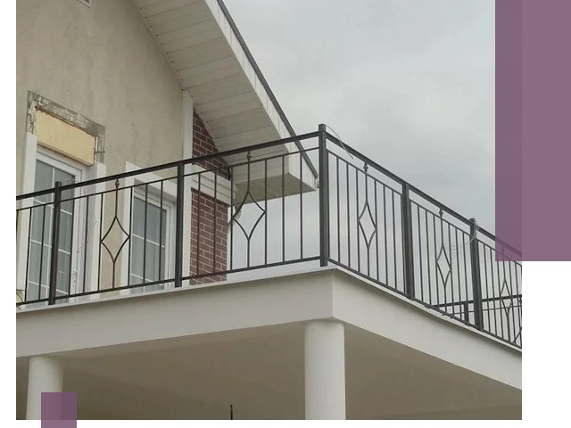 Изготовление балконных ограждений в Беслане из металла и стекла